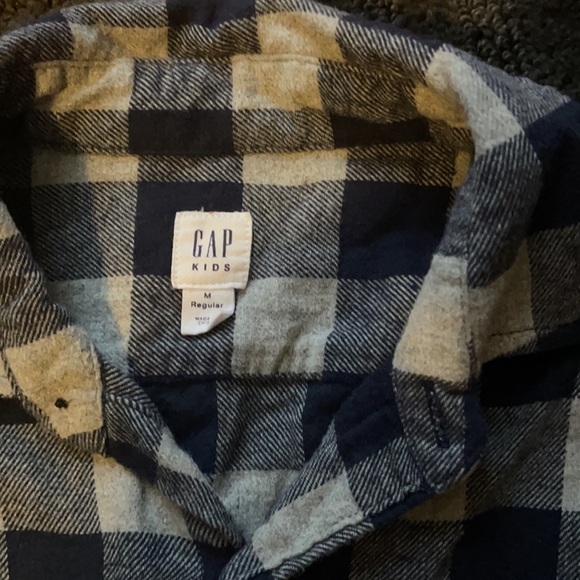 Size M (8) boys flannel shirts, gap and old navy - Picture 3 of 5